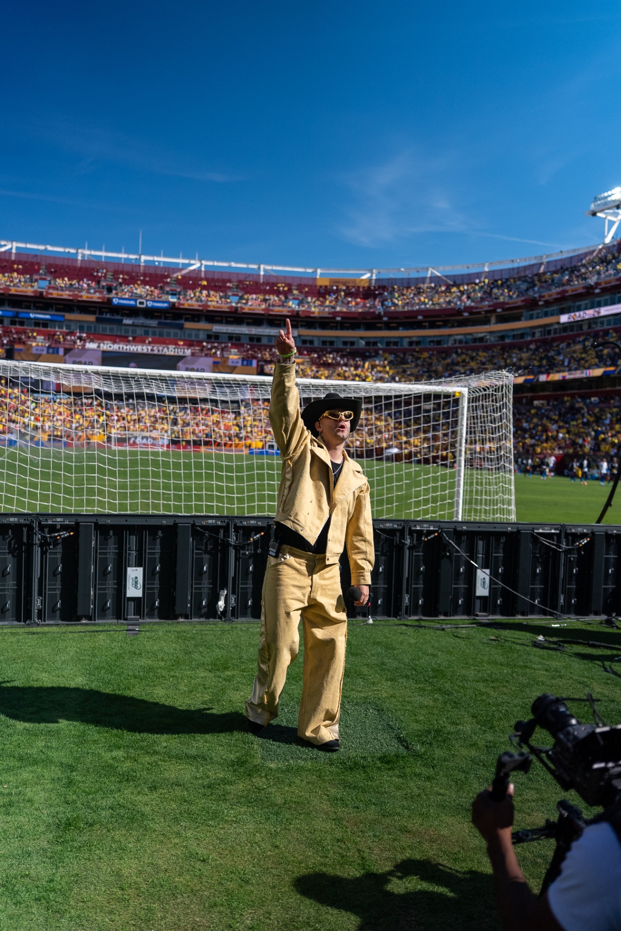 Heider Gonzalez con el brazo en alto durante halftime