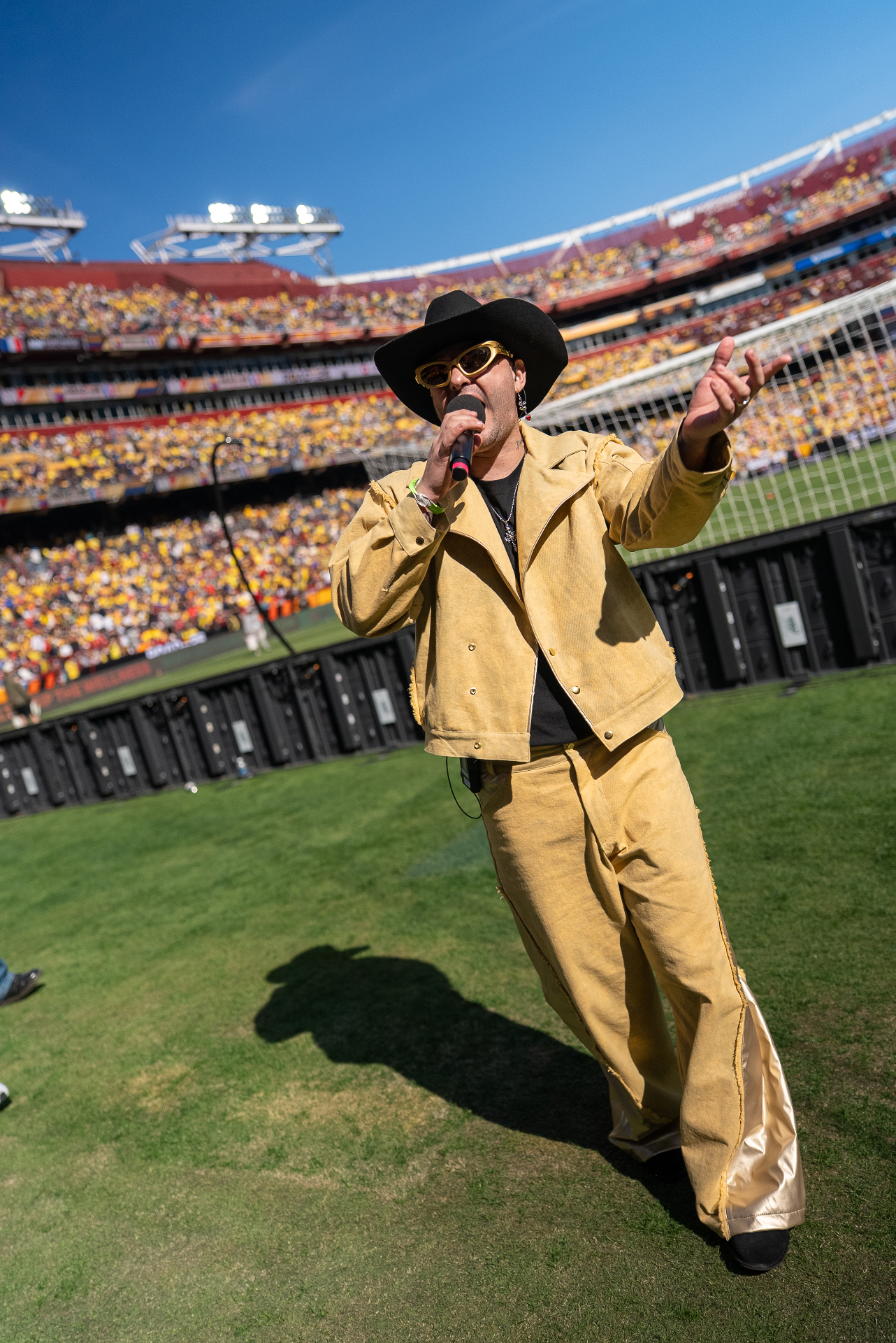 Heider Gonzalez en escena con bailarines y multitud